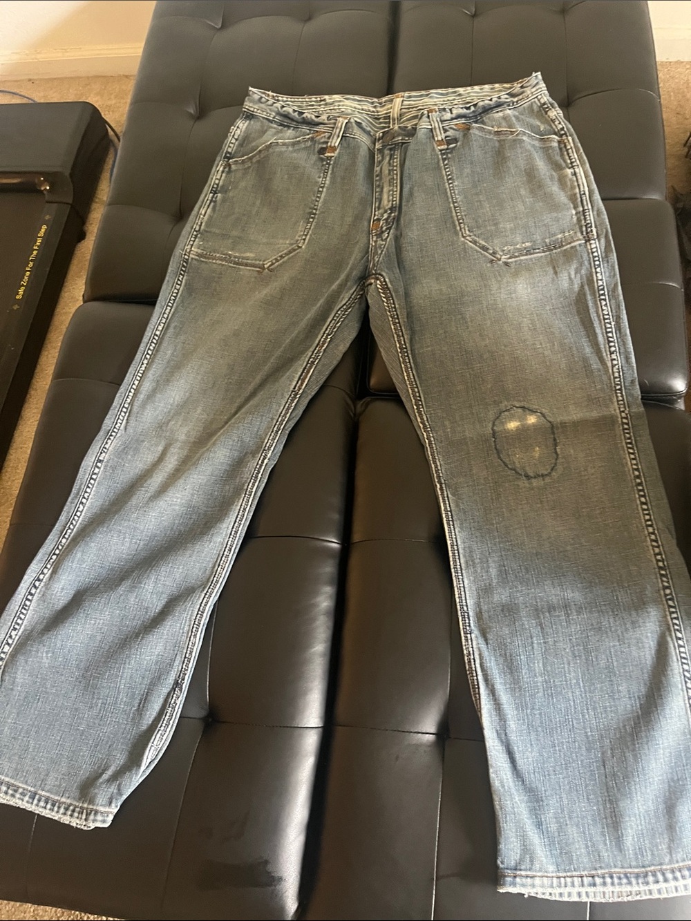 Men's Straight-Leg Light Blue Jeans with Subtle Distress
